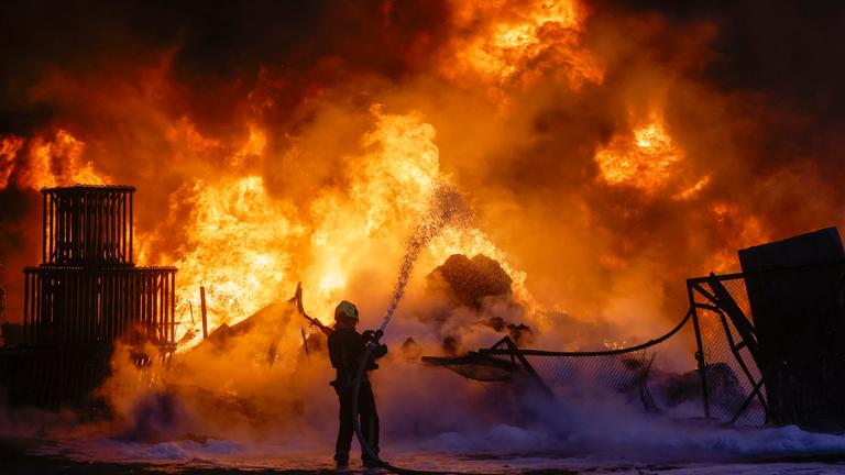 Ukrainische Rettungskräfte sind inmitten der russischen Invasion am Ort eines russischen Angriffs in Kiew im Einsatz.