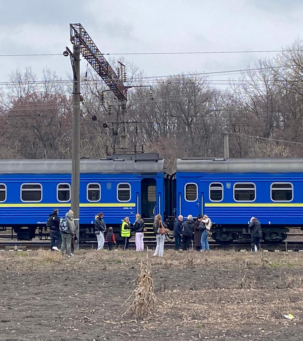 Passagiere warten außerhalb eines ukrainischen Zuges.