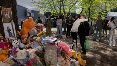 Kiew: Menschen trauern vor einem zerstörten Gebäude.