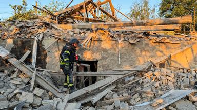 Russischer Angriff auf ein Gebäude in Saporischschja, Ukraine, am 27. Juli 2026, während der laufenden russischen Invasion. Mindestens zwei Menschen kamen ums Leben, 13 weitere wurden verletzt.
