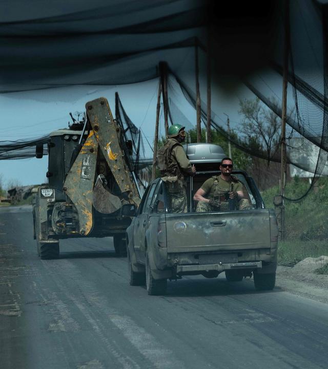Auf diesem Pressefoto, das am 7. Mai 2026 aufgenommen und am 8. Mai 2026 vom Pressedienst der 93. separaten mechanisierten Brigade „Kholodnyi Yar“ der ukrainischen Landstreitkräfte veröffentlicht wurde, fahren ukrainische Soldaten des Bataillons „Schwarzer Rabe“ in Fahrzeugen – die zum Schutz vor Drohnenangriffen mit Tarnnetzen abgedeckt sind – auf einer Straße an einem unbekannten Ort entlang; die Aufnahme entstand inmitten der russischen Invasion in der Ukraine.