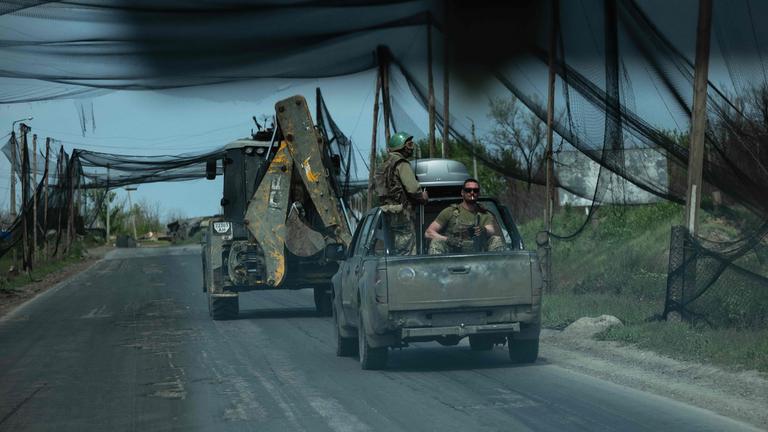 Auf diesem Pressefoto, das am 7. Mai 2026 aufgenommen und am 8. Mai 2026 vom Pressedienst der 93. separaten mechanisierten Brigade „Kholodnyi Yar“ der ukrainischen Landstreitkräfte veröffentlicht wurde, fahren ukrainische Soldaten des Bataillons „Schwarzer Rabe“ in Fahrzeugen – die zum Schutz vor Drohnenangriffen mit Tarnnetzen abgedeckt sind – auf einer Straße an einem unbekannten Ort entlang; die Aufnahme entstand inmitten der russischen Invasion in der Ukraine.