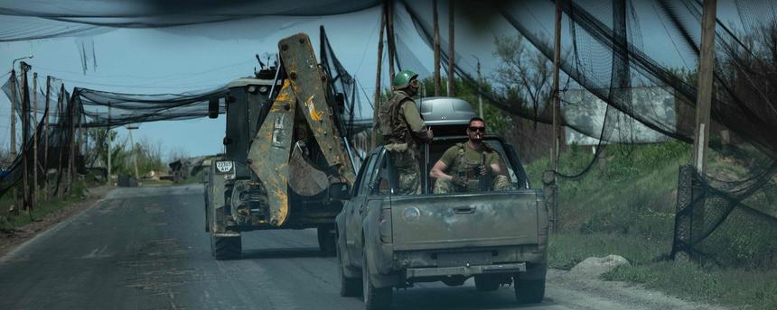 Auf diesem Pressefoto, das am 7. Mai 2026 aufgenommen und am 8. Mai 2026 vom Pressedienst der 93. separaten mechanisierten Brigade „Kholodnyi Yar“ der ukrainischen Landstreitkräfte veröffentlicht wurde, fahren ukrainische Soldaten des Bataillons „Schwarzer Rabe“ in Fahrzeugen – die zum Schutz vor Drohnenangriffen mit Tarnnetzen abgedeckt sind – auf einer Straße an einem unbekannten Ort entlang; die Aufnahme entstand inmitten der russischen Invasion in der Ukraine.