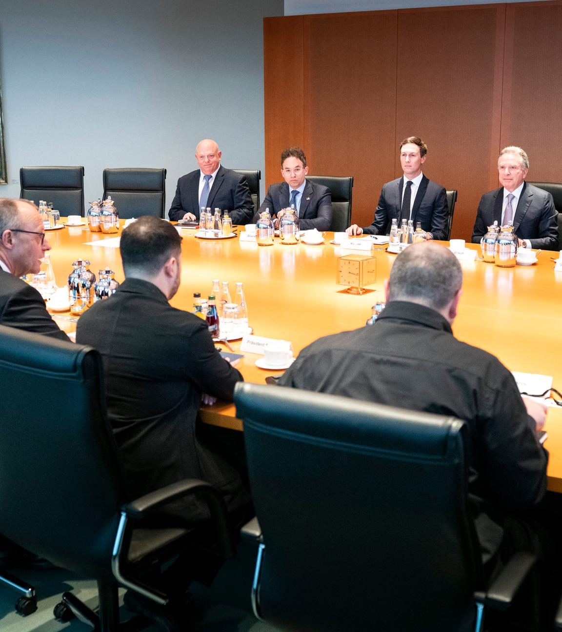 Berlin: Günter Sautter (Vordergrund, l-r), Außen- und Sicherheitspolitischer Berater von Kanzler Merz, Bundeskanzler Friedrich Merz (CDU), Wolodymyr Selenskyj, Präsident der Ukraine, und Ex-Verteidigungsminister Rustem Umjerow sitzen zu Beginn ihres Treffens im Kanzleramt der US-Delegation gegenüber - darunter Jared Kushner (hintere Reihe, M) und der Sondergesandte Steve Witkoff (hintere Reihe, 2.v.r.) gegenüber. US-Vertreter wollen in Berlin mit Ukrainern und Europäern über einen möglichen Waffenstillstand beraten.