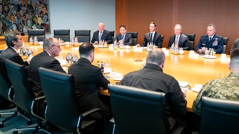 Berlin: Günter Sautter (Vordergrund, l-r), Außen- und Sicherheitspolitischer Berater von Kanzler Merz, Bundeskanzler Friedrich Merz (CDU), Wolodymyr Selenskyj, Präsident der Ukraine, und Ex-Verteidigungsminister Rustem Umjerow sitzen zu Beginn ihres Treffens im Kanzleramt der US-Delegation gegenüber - darunter Jared Kushner (hintere Reihe, M) und der Sondergesandte Steve Witkoff (hintere Reihe, 2.v.r.) gegenüber. US-Vertreter wollen in Berlin mit Ukrainern und Europäern über einen möglichen Waffenstillstand beraten.