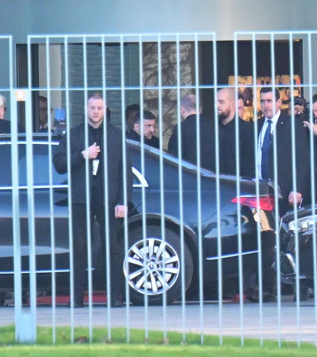 Berlin: Wolodymyr Selenskyj (M), Präsident der Ukraine, verlässt das Kanzleramt.