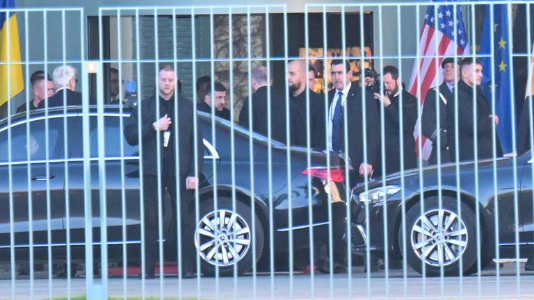 Berlin: Wolodymyr Selenskyj (M), Präsident der Ukraine, verlässt das Kanzleramt.