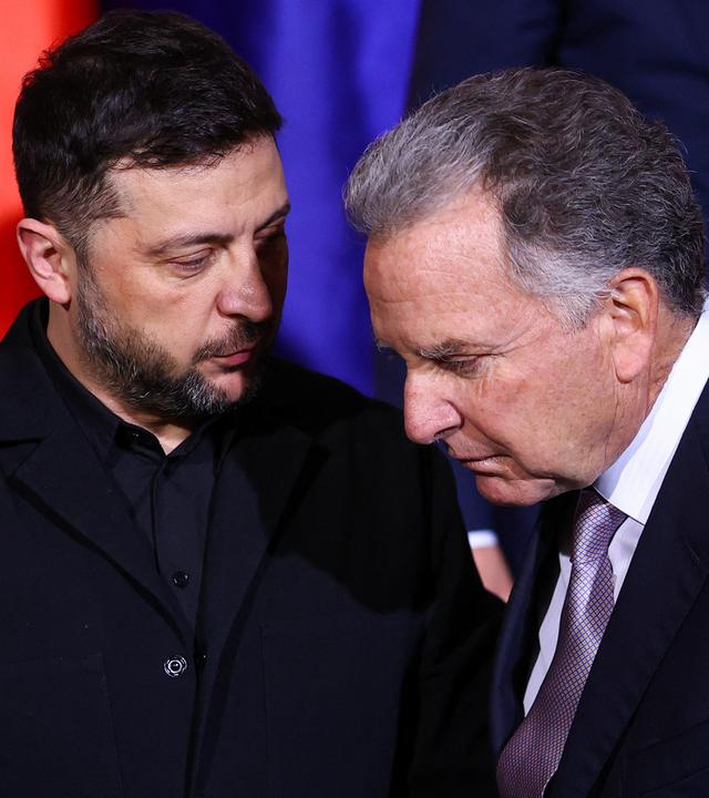Archiv: Wolodymyr Selenskyj (l), Präsident der Ukraine, und Steve Witkoff, Sondergesandter der Vereinigten Staaten