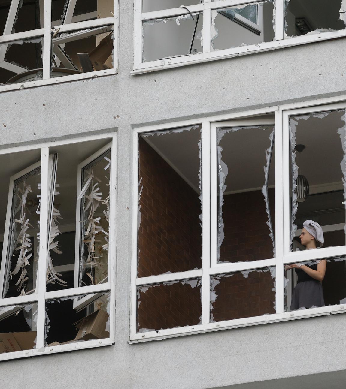 Kiew, Ukraine: Eine Frau schaut sich in einer Wohnung um, nachdem sie durch einen russischen Drohnenangriff massiv beschädigt worden ist.