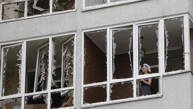 Kiew, Ukraine: Eine Frau schaut sich in einer Wohnung um, nachdem sie durch einen russischen Drohnenangriff massiv beschädigt worden ist.