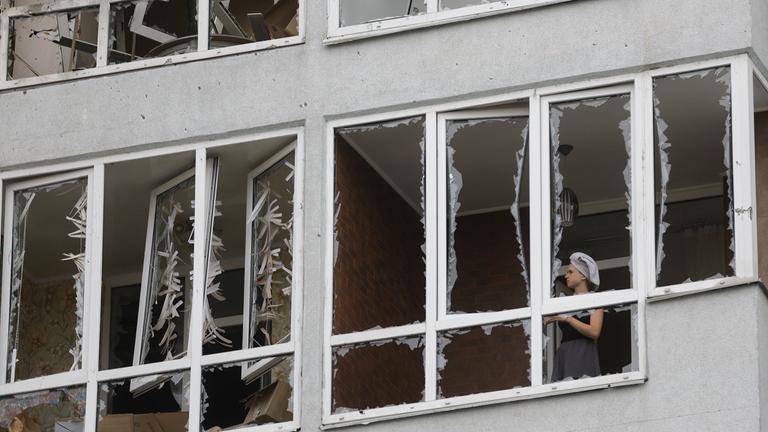 Kiew, Ukraine: Eine Frau schaut sich in einer Wohnung um, nachdem sie durch einen russischen Drohnenangriff massiv beschädigt worden ist.