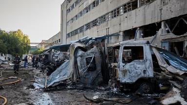 Ukraine, Charkiw: Rettungskräfte am Einschlagsort einer russischen Gleitbombe 