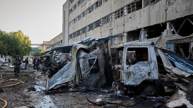 Ukraine, Charkiw: Rettungskräfte am Einschlagsort einer russischen Gleitbombe 
