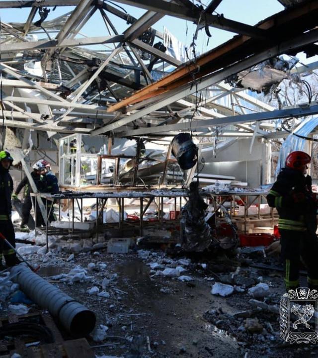 Dieses Foto zeigt ukrainische Rettungskräfte bei Aufräumarbeiten nach einem russischen Angriff in Charkiw.