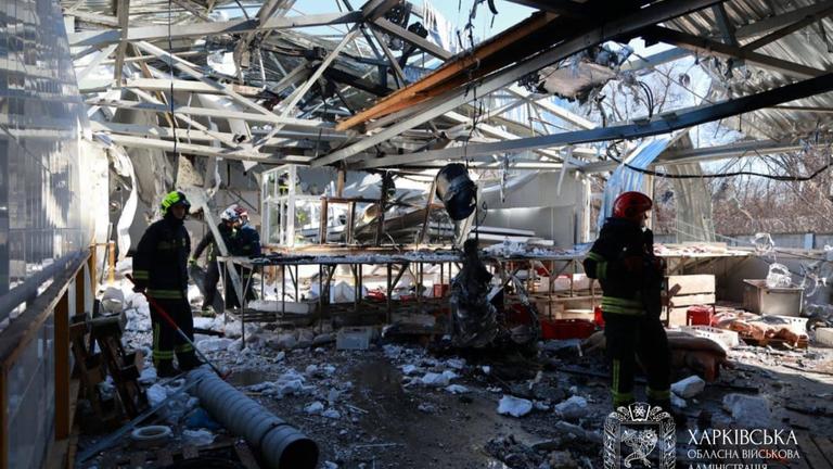 Dieses Foto zeigt ukrainische Rettungskräfte bei Aufräumarbeiten nach einem russischen Angriff in Charkiw.