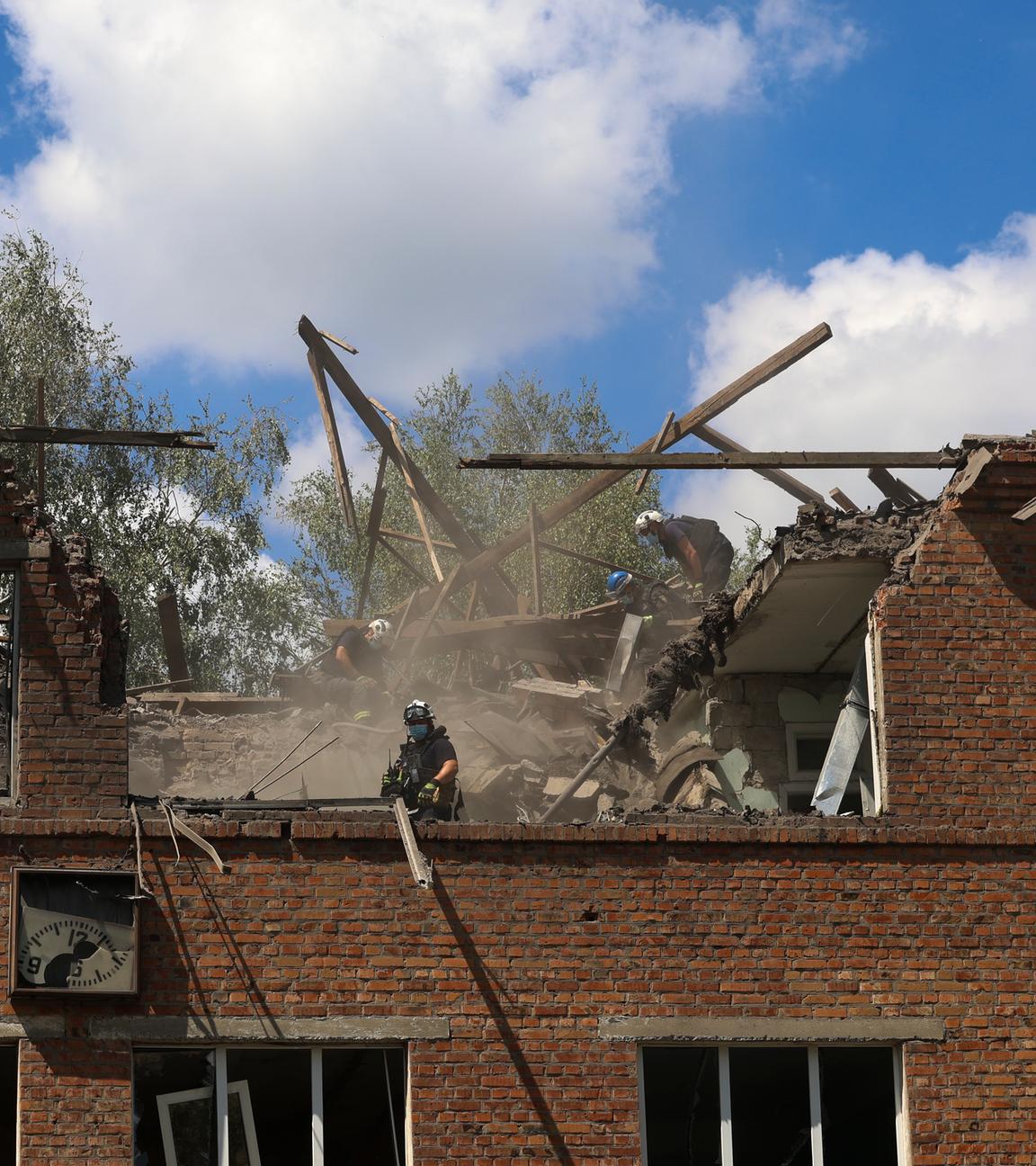 Ein zerstörtes Gebäude in Charkiw im Norden der Ukraine nach einem russischen Angriff