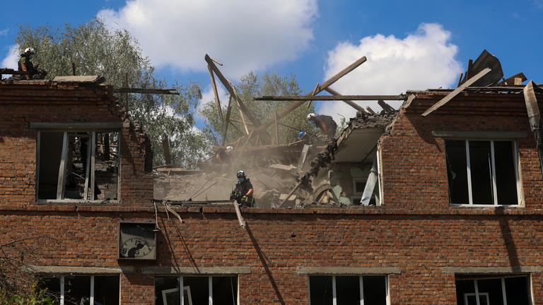 Ein zerstörtes Gebäude in Charkiw im Norden der Ukraine nach einem russischen Angriff