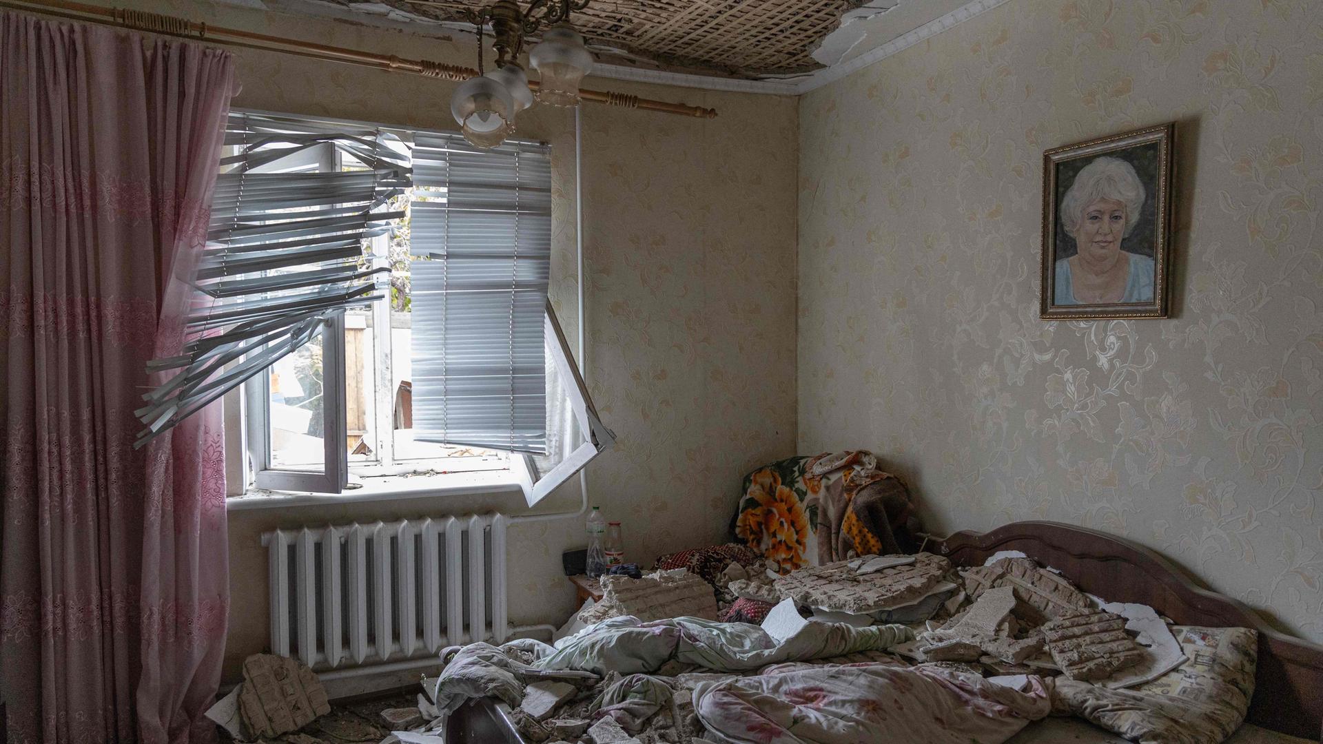 Zu sehen ist eine zerstörte Wohnung in Odessa nach Drohnenangriffen.