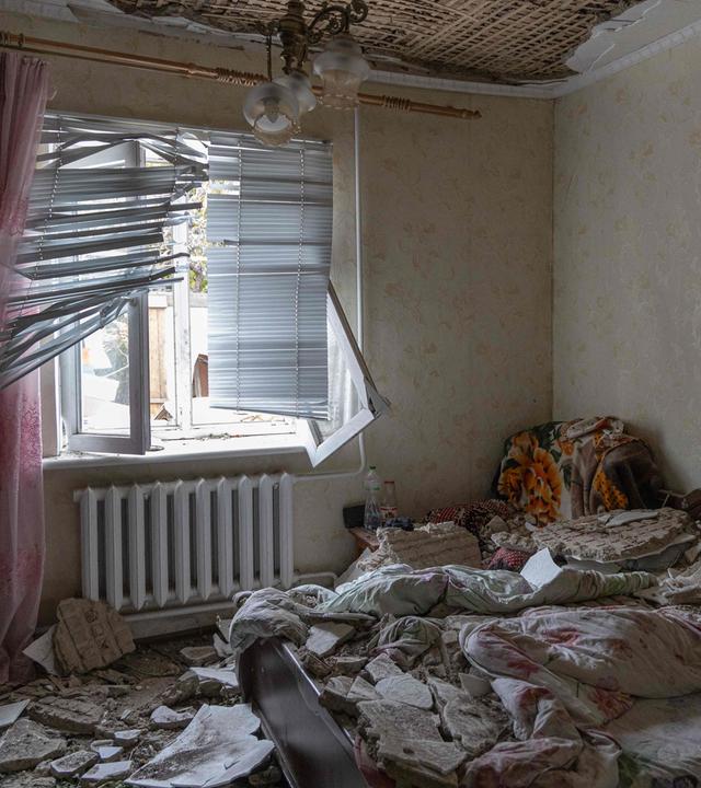 Zu sehen ist eine zerstörte Wohnung in Odessa nach Drohnenangriffen.