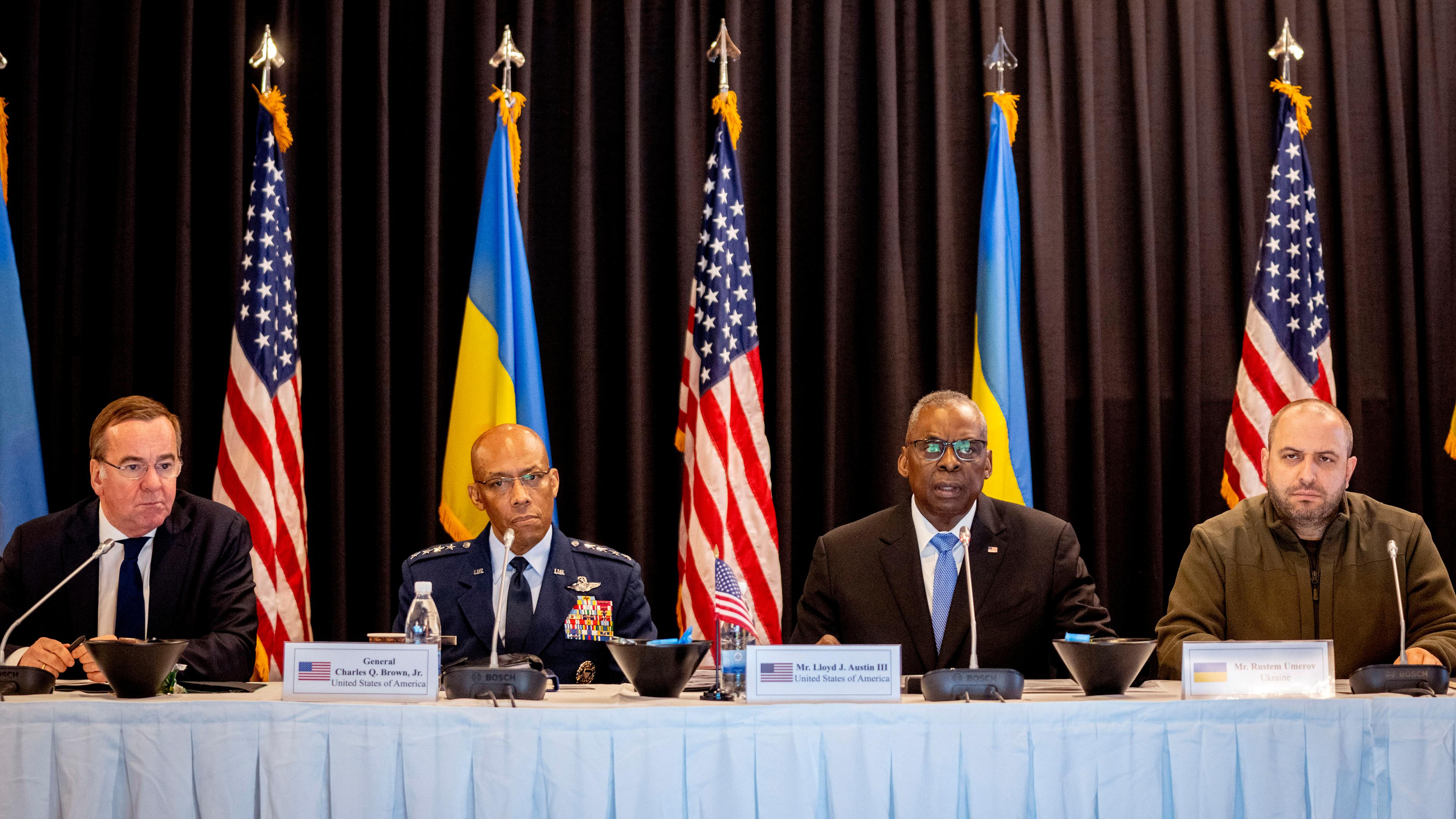 Boris Pistorius, Charles Q. Brown, Lloyd Austin und Rustem Umerov nehmen, am 19.03.2024, an der Sitzung der "Ukraine Defense Contact Group" auf der Air Base Ramstein teil.