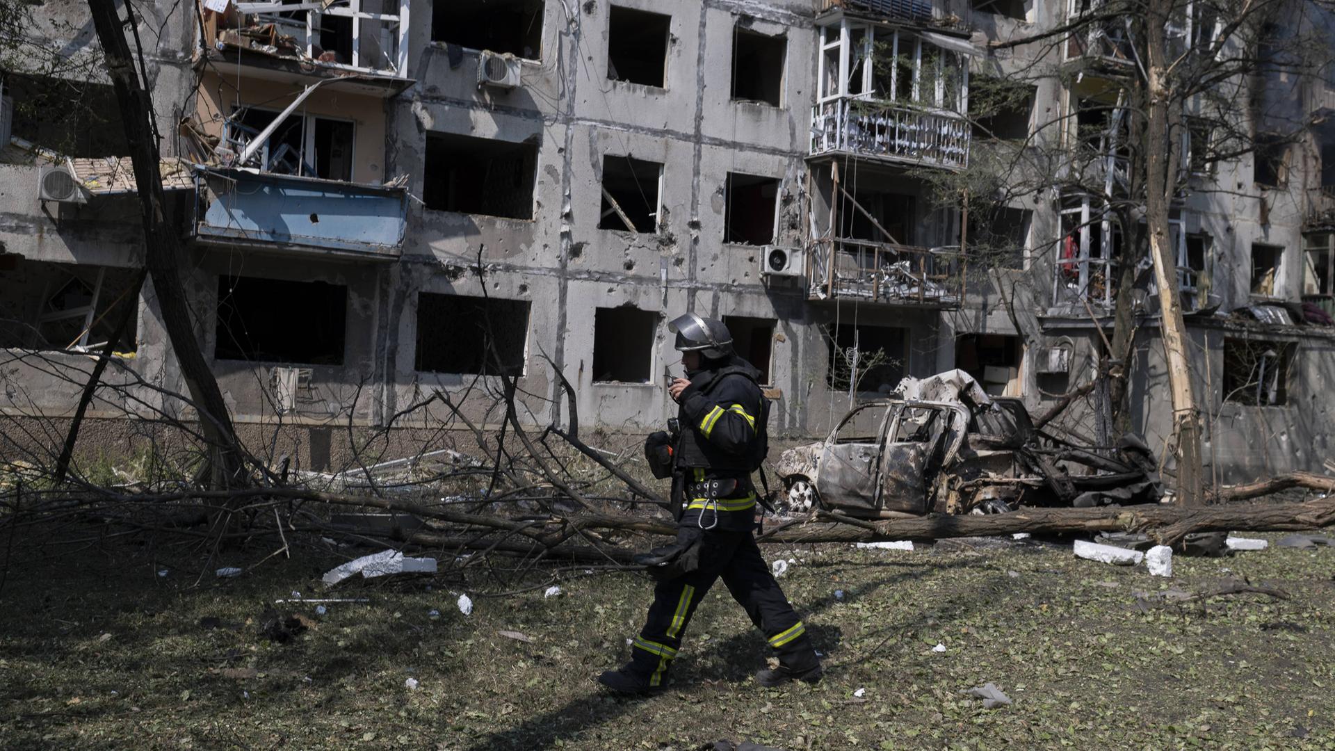 Ein Feuerwehrmann läuft durch ein Gebiet mit zerstörten Wohnhäusern in Dobropillja in der Region Donezk am 8. August 2025.