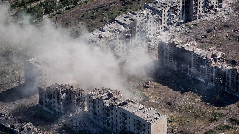 Luftaufnahme des zerstörten Bezirks Novyy in der Stadt Chasiv Jar 