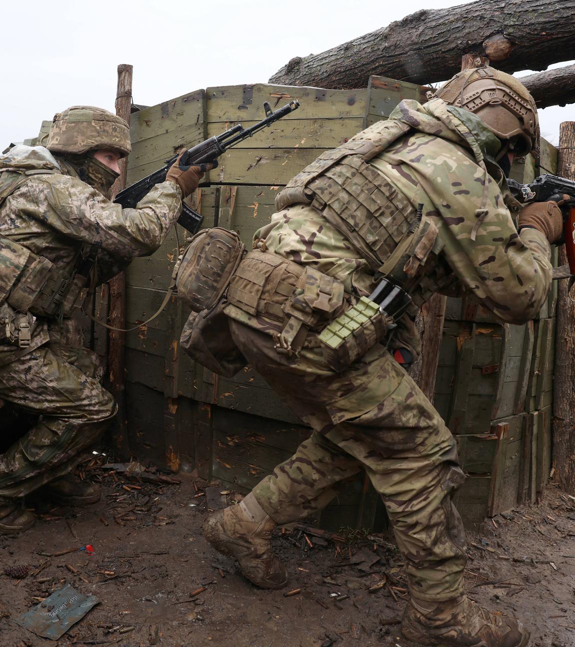 Ukrainische Soldaten führen in der Oblast Donezk ein Angriffstraining durch