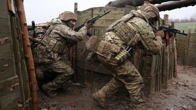 Ukrainische Soldaten führen in der Oblast Donezk ein Angriffstraining durch