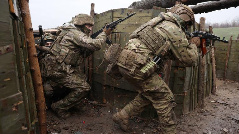 Ukrainische Soldaten führen in der Oblast Donezk ein Angriffstraining durch