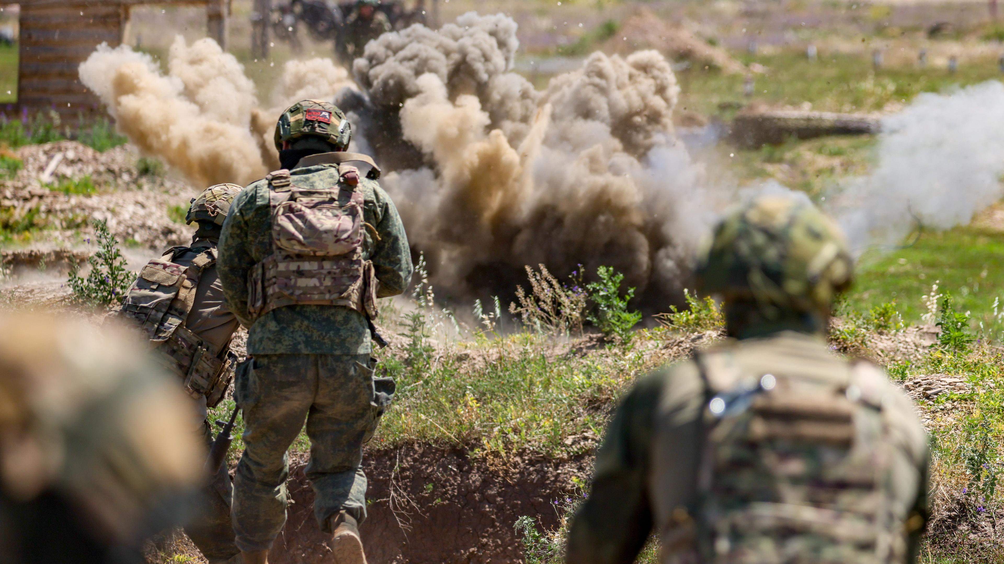 Russische Soldaten auf einem Trainingsgelände im Donbass