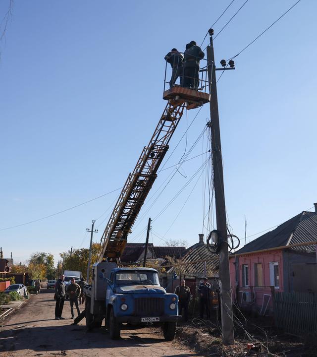 Ukraine, Donezk: Durch Militärangriff auf Yasinovataya entstandene Schäden werden repariert