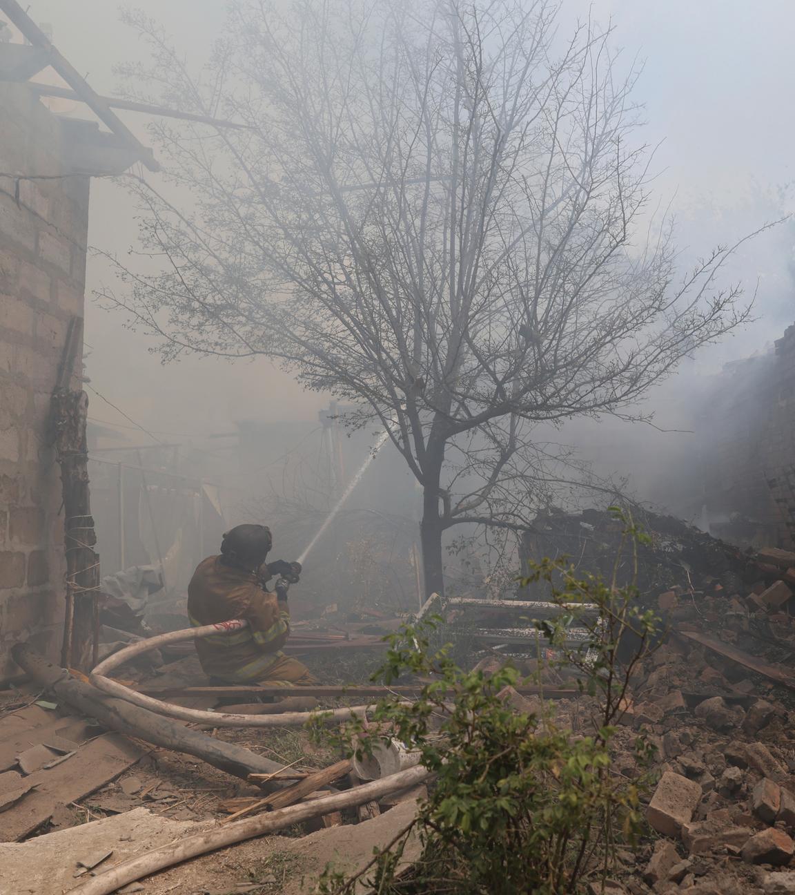 Rettungskräfte löschen den Brand eines Gebäudes, das durch einen russischen Drohnenangriff in Saporischschja, Ukraine, zerstört wurde.