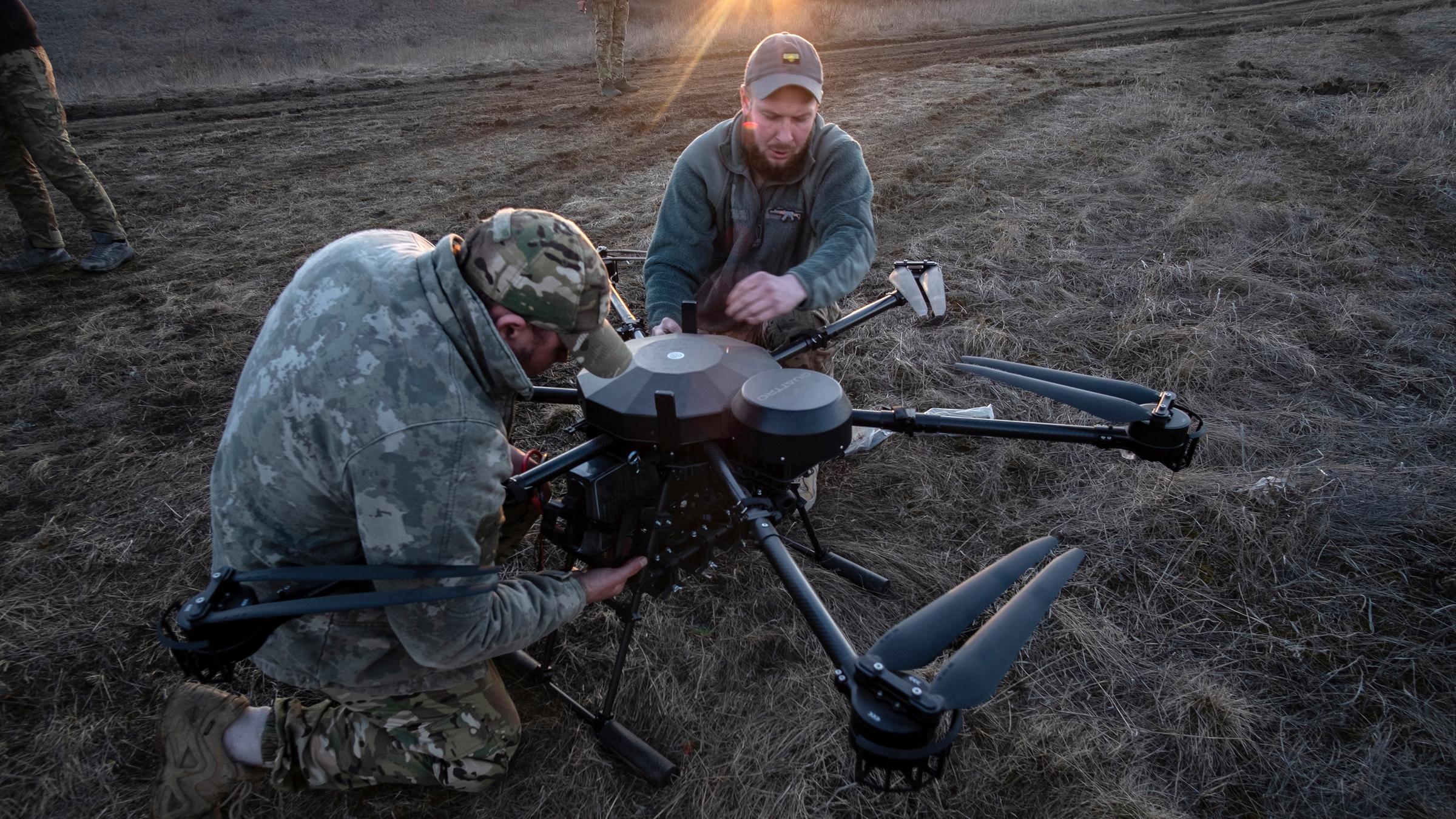 Ukrainische Drohnenpiloten der 93. Separaten Mechanisierten Brigade bereiten am 10.03.2026 an einem nicht genannten Ort in der Ukraine