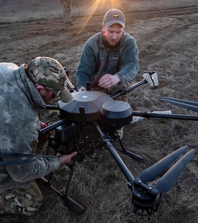 Ukrainische Drohnenpiloten der 93. Separaten Mechanisierten Brigade bereiten am 10.03.2026 an einem nicht genannten Ort in der Ukraine