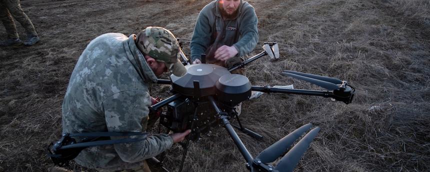 Ukrainische Drohnenpiloten der 93. Separaten Mechanisierten Brigade bereiten am 10.03.2026 an einem nicht genannten Ort in der Ukraine