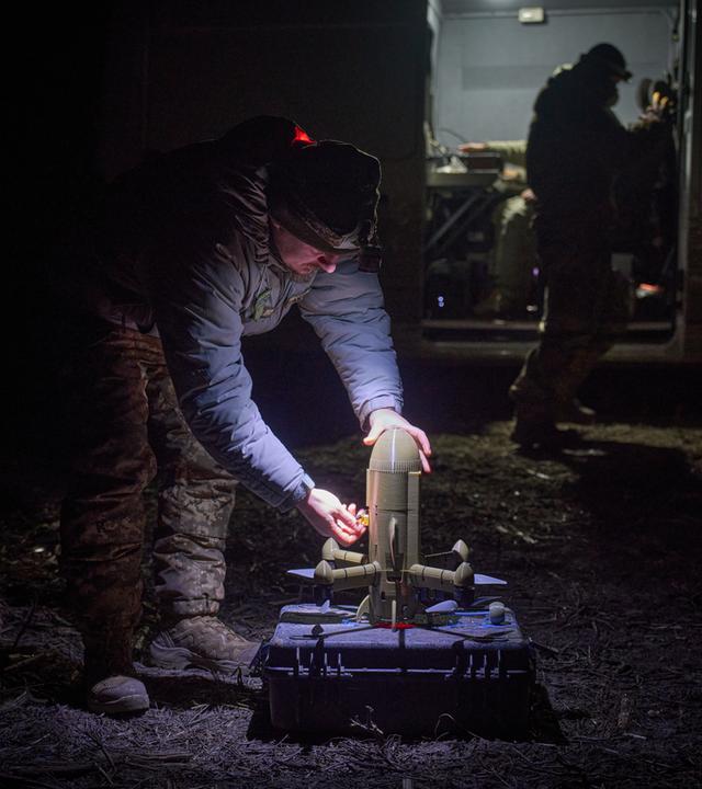 Ein ukrainischer Soldat bereitet eine Abfangdrohne während eines russischen Luftangriffs an einem ungenannten Ort in der Ukraine vor