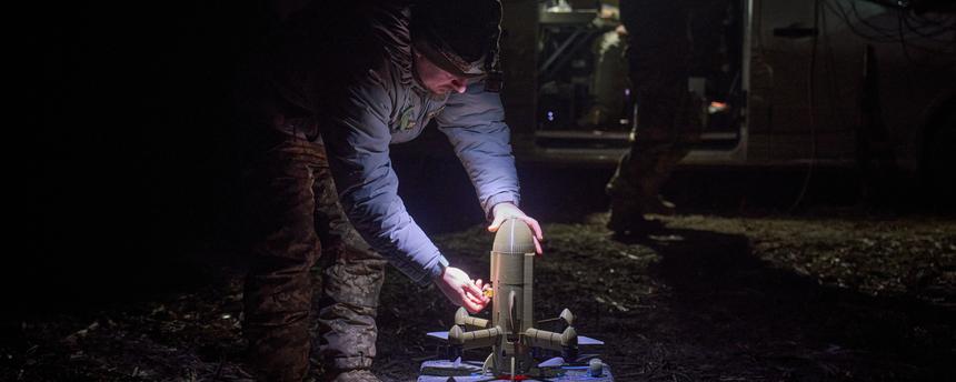 Ein ukrainischer Soldat bereitet eine Abfangdrohne während eines russischen Luftangriffs an einem ungenannten Ort in der Ukraine vor