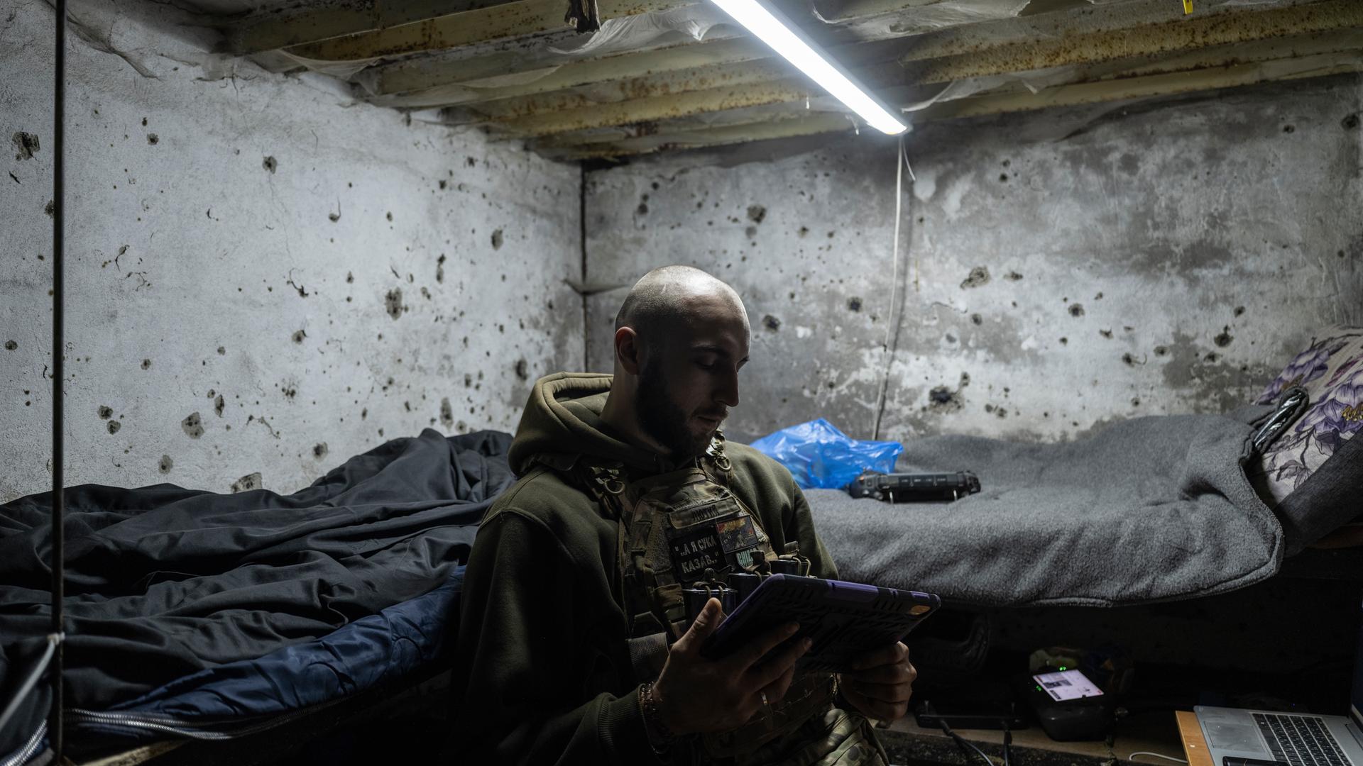 Ukrainische Militärangehörige halten Stellung in der Region Donezk