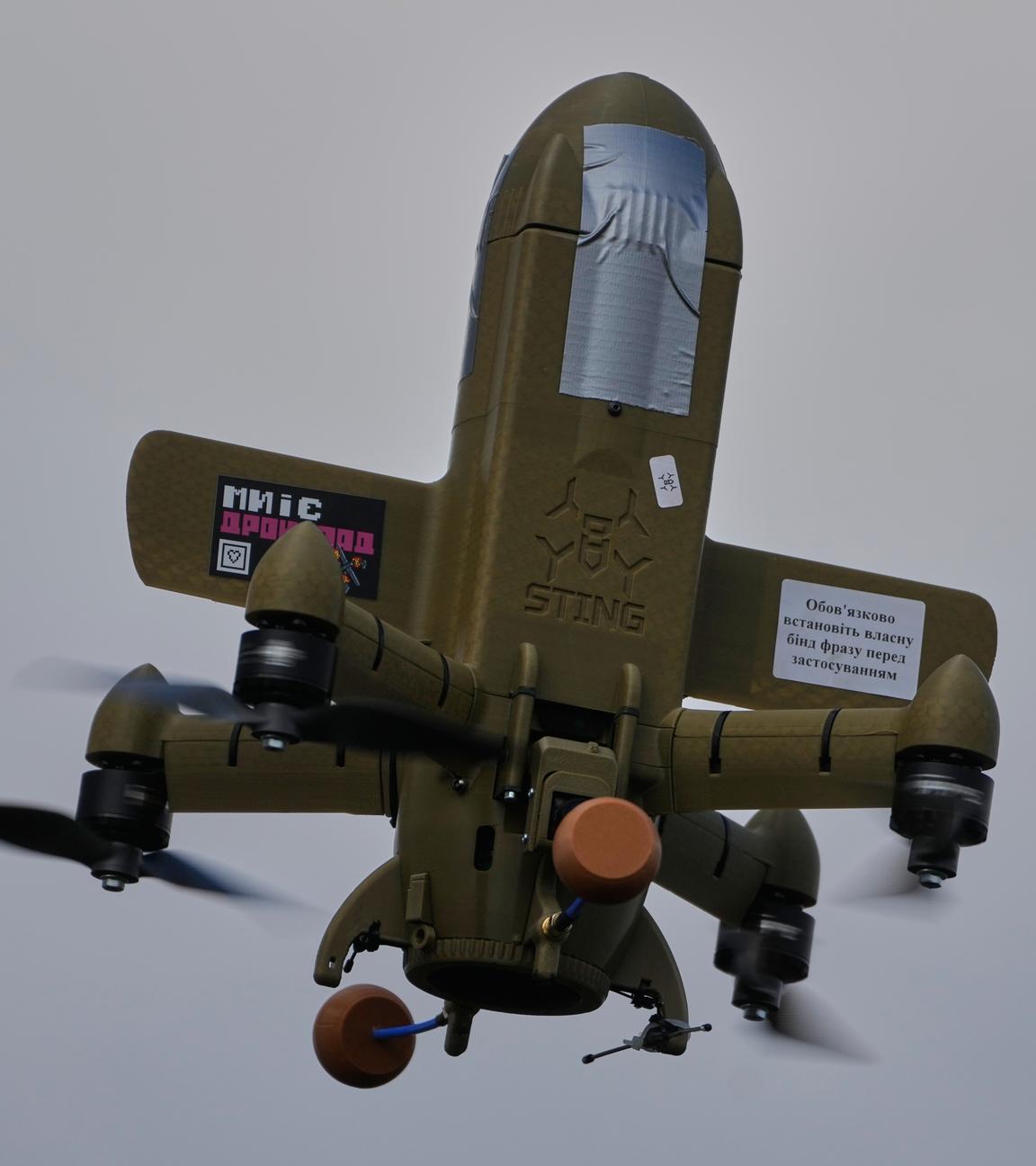 Eine Sting-Abfangdrohne fliegt während einer Übung in der Yatagan-Schule für unbemannte Luftfahrtsysteme in der Region Kiew