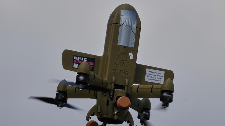 Eine Sting-Abfangdrohne fliegt während einer Übung in der Yatagan-Schule für unbemannte Luftfahrtsysteme in der Region Kiew