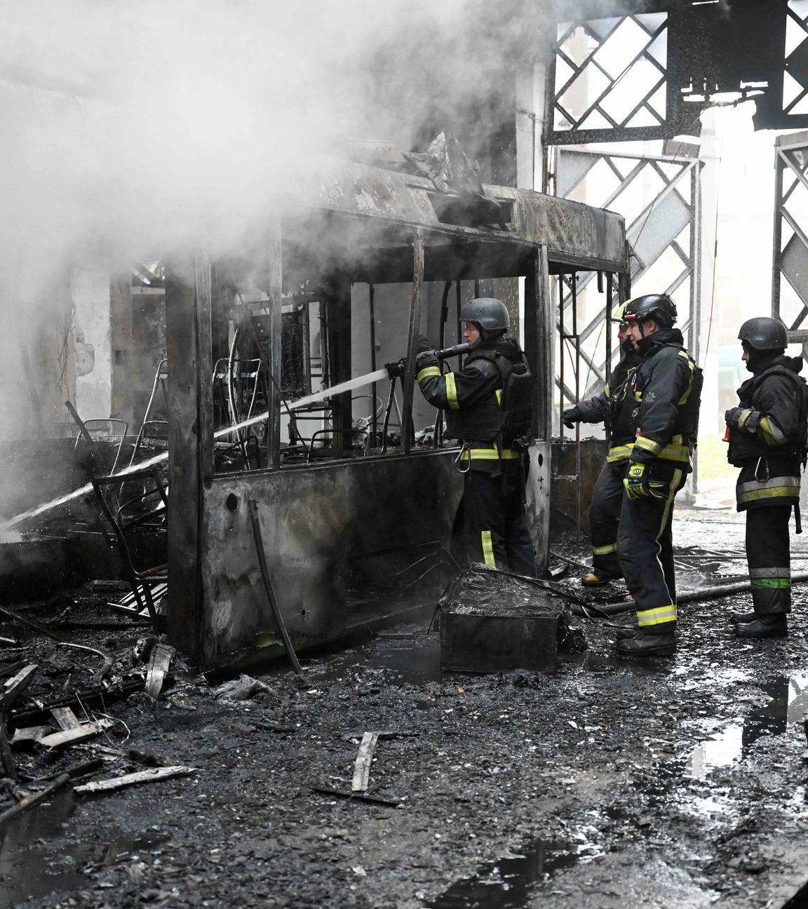 Ukrainische Rettungskräfte löschen am 30. Mai 2025 während der russischen Invasion in der Ukraine einen Brand in einem Obusdepot nach einem Drohnenangriff in Charkiw. 
