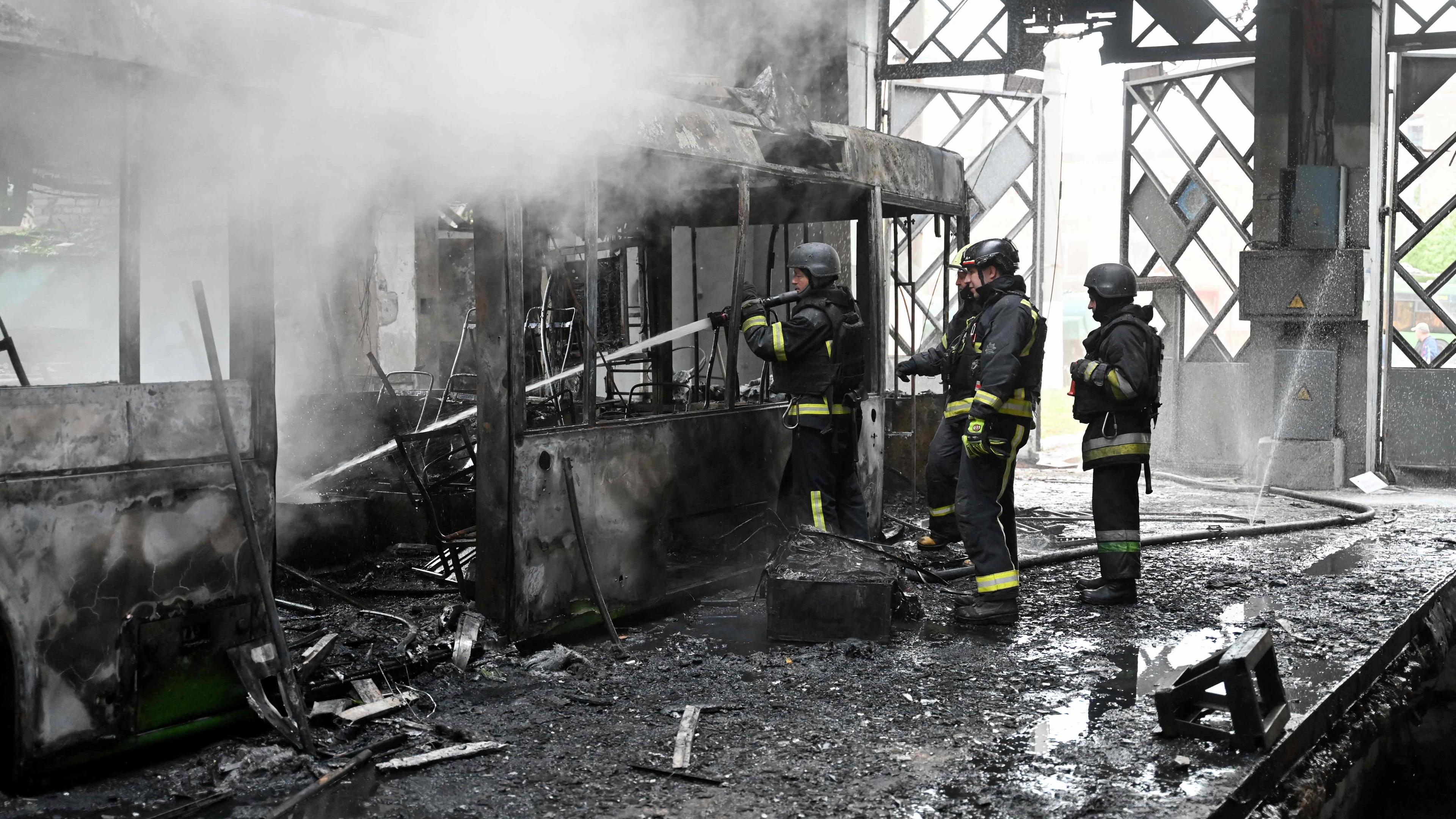 Ukrainische Rettungskräfte löschen am 30. Mai 2025 während der russischen Invasion in der Ukraine einen Brand in einem Obusdepot nach einem Drohnenangriff in Charkiw. 