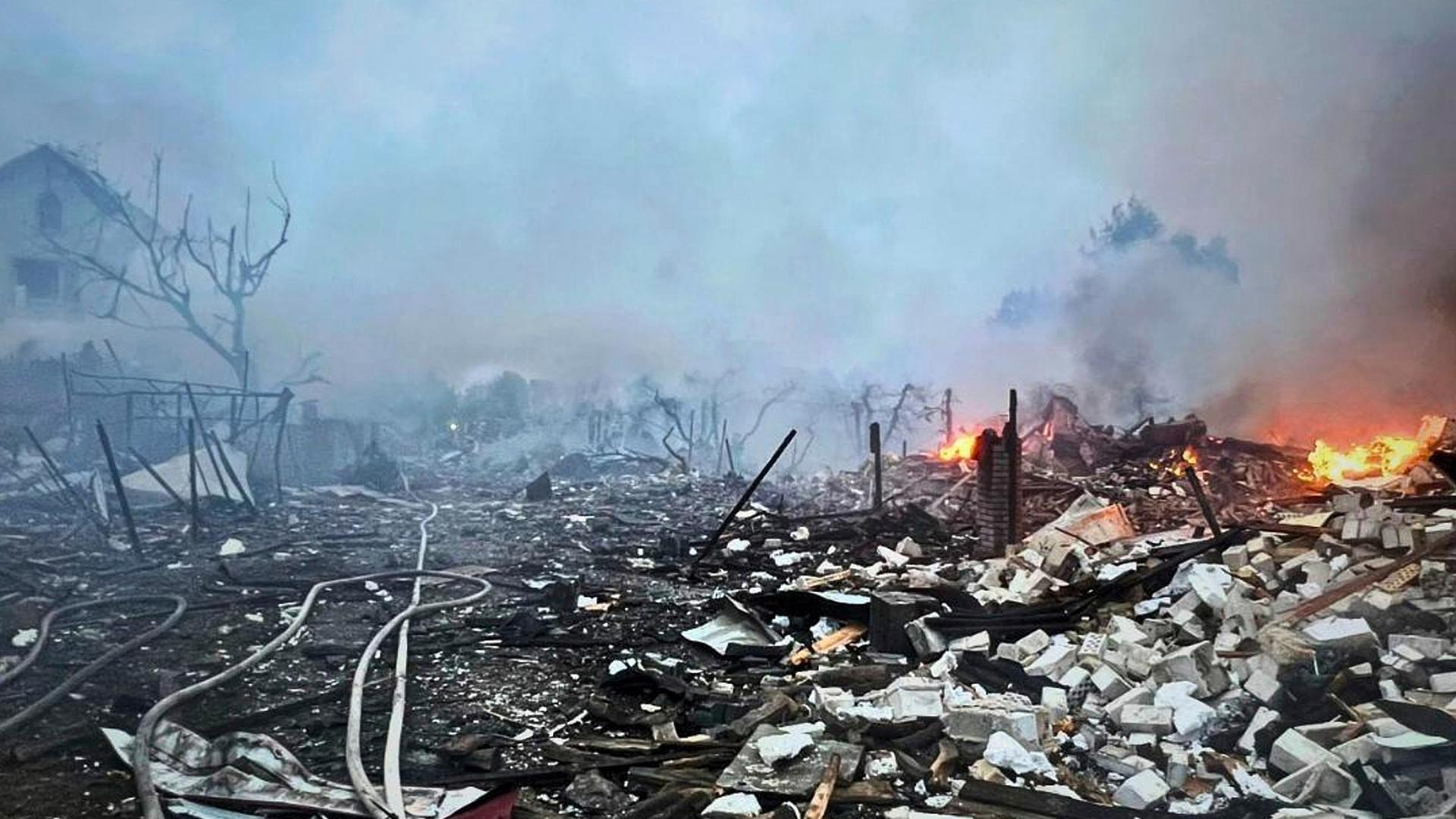 Auf diesem vom ukrainischen Katastrophenschutz zur Verfügung gestellten Foto sind nach einem russischen Drohnenangriff in der Region Kiew, Ukraine, am Sonntag, 25. Mai 2025, zerstörte Privathäuser zu sehen.