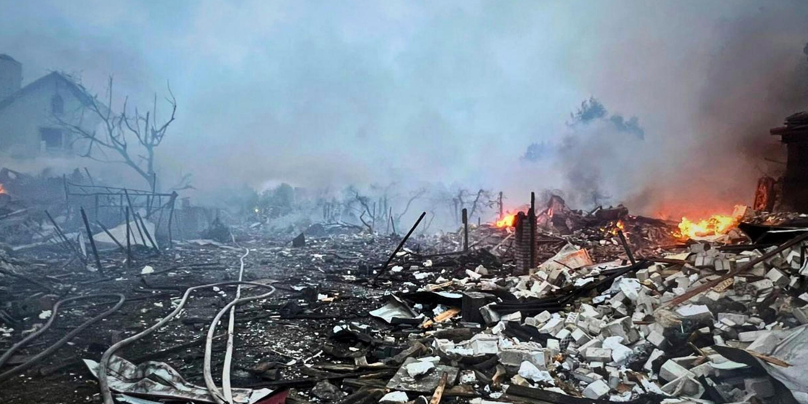 Auf diesem vom ukrainischen Katastrophenschutz zur Verfügung gestellten Foto sind nach einem russischen Drohnenangriff in der Region Kiew, Ukraine, am Sonntag, 25. Mai 2025, zerstörte Privathäuser zu sehen.