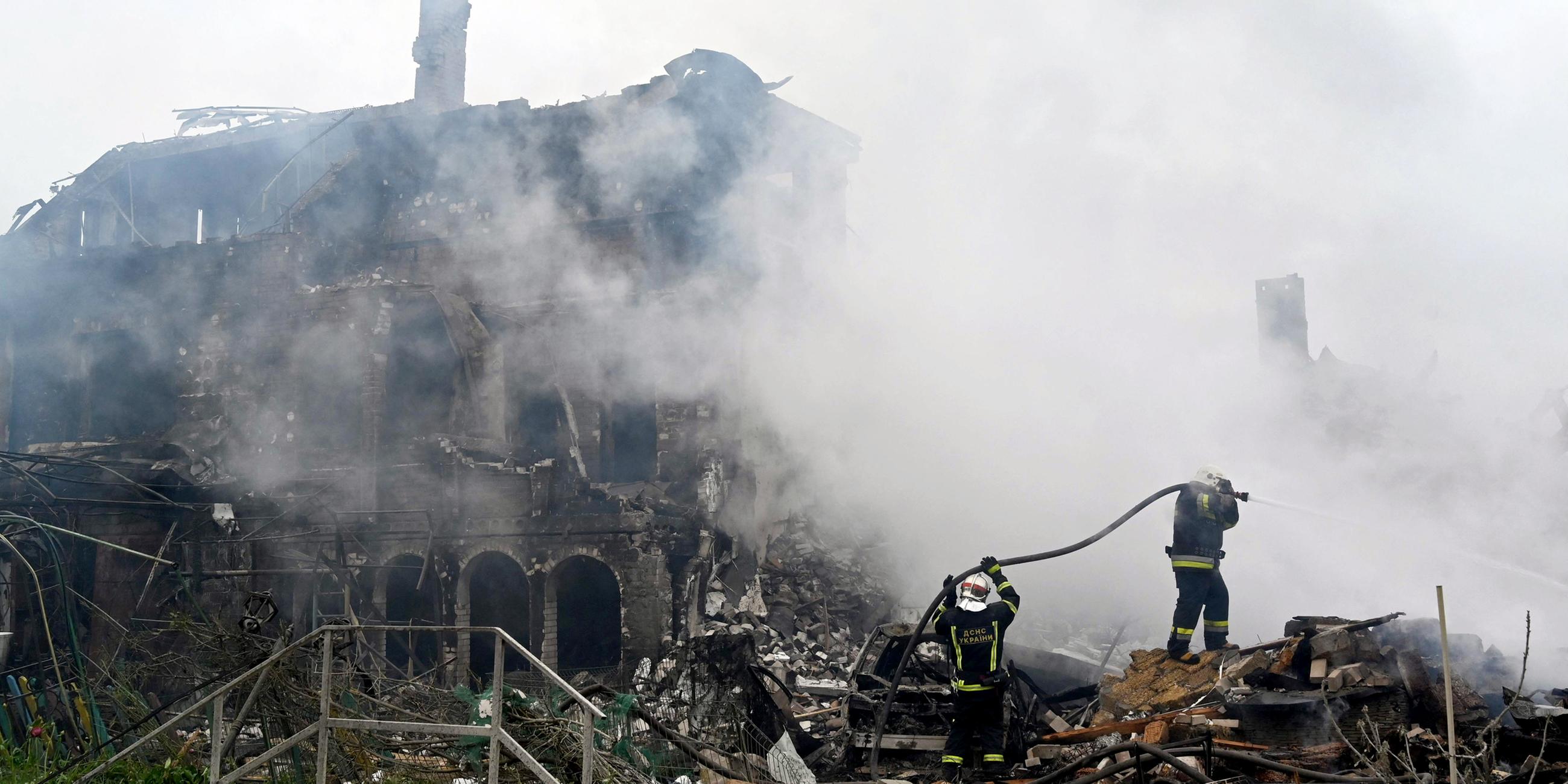 Feuerwehrleute löschen einen Brand in einem beschädigten Privathaus nach einem russischen Angriff in der Region Kiew am 25. Mai 2025