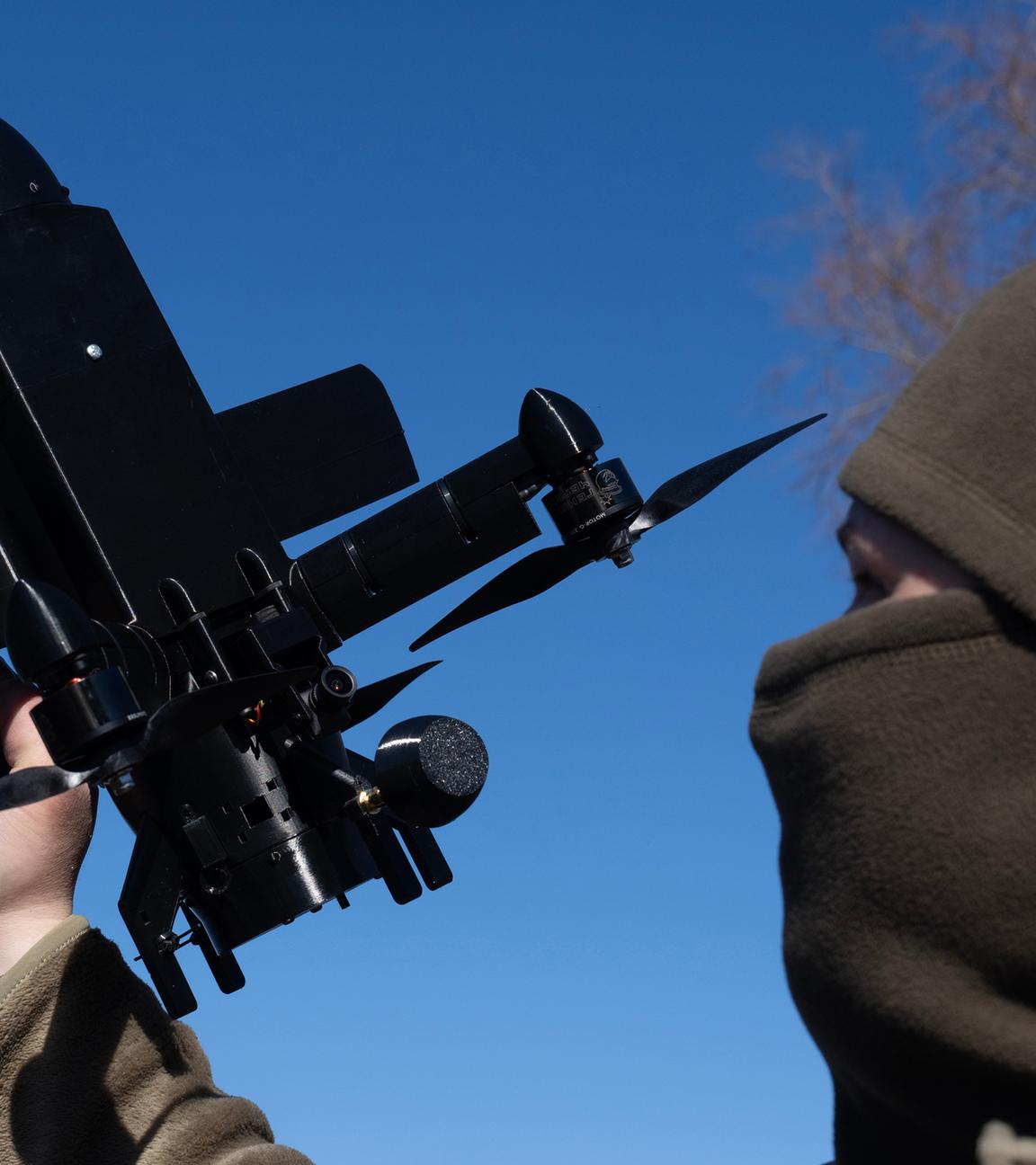 Archiv:  Ein Ausbilder des ukrainischen Unternehmens General Cherry demonstriert in der Region Kiew die Funktionsweise einer Abfangdrohne, die russische Angriffsdrohnen zerstören soll. 