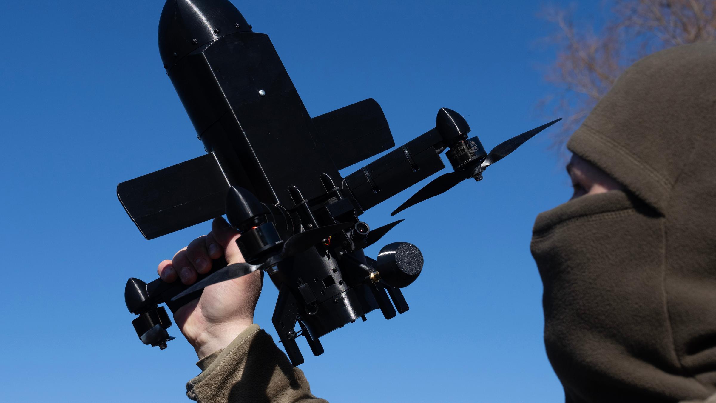 Archiv:  Ein Ausbilder des ukrainischen Unternehmens General Cherry demonstriert in der Region Kiew die Funktionsweise einer Abfangdrohne, die russische Angriffsdrohnen zerstören soll. 