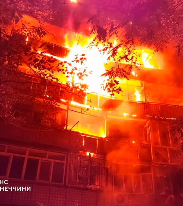  Auf diesem vom ukrainischen Rettungsdienst zur Verfügung gestellten Foto wütet nach einem russischen Luftangriff ein Feuer in einem mehrstöckigen Gebäude.
