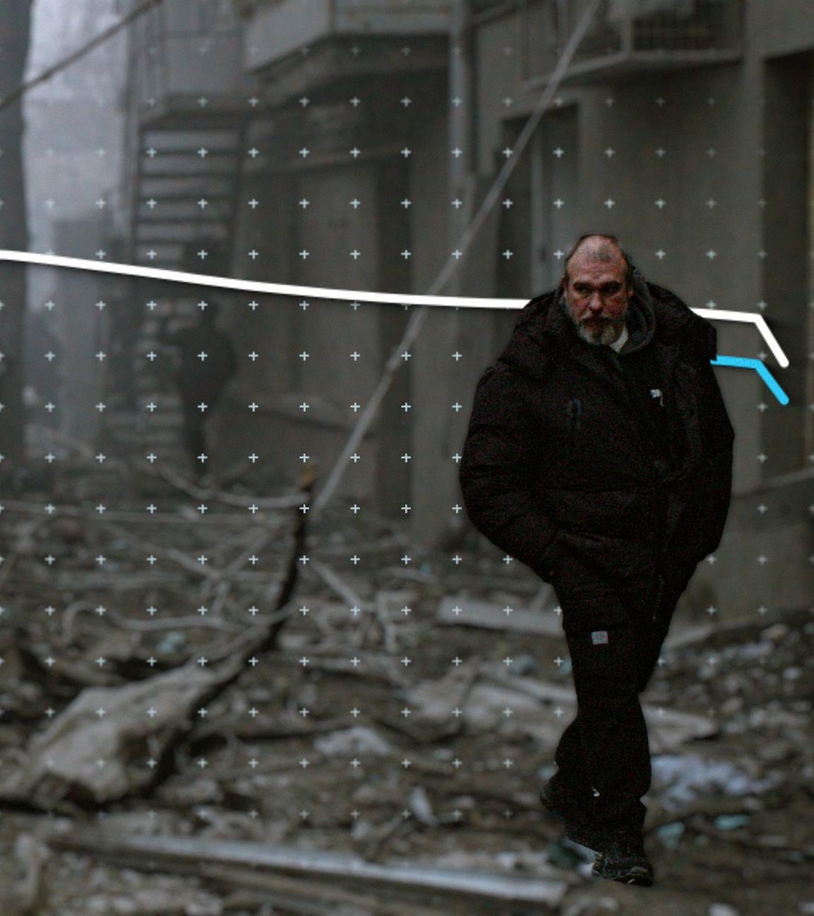 Ein Mann läuft zwischen Trümmern eine Straße entlang