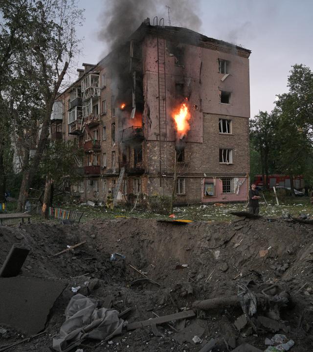 02.07.2026, Ukraine, Kiew: Ein Wohnhaus brennt nach einem russischen Angriff.